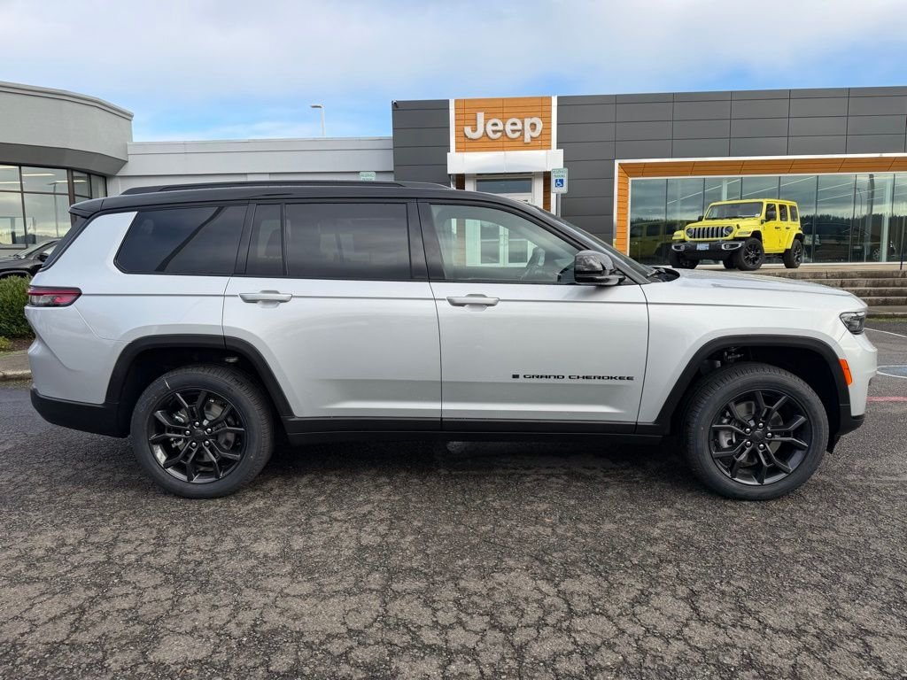 New 2025 Silver Zynith Exterior Paint Jeep Limited image 9