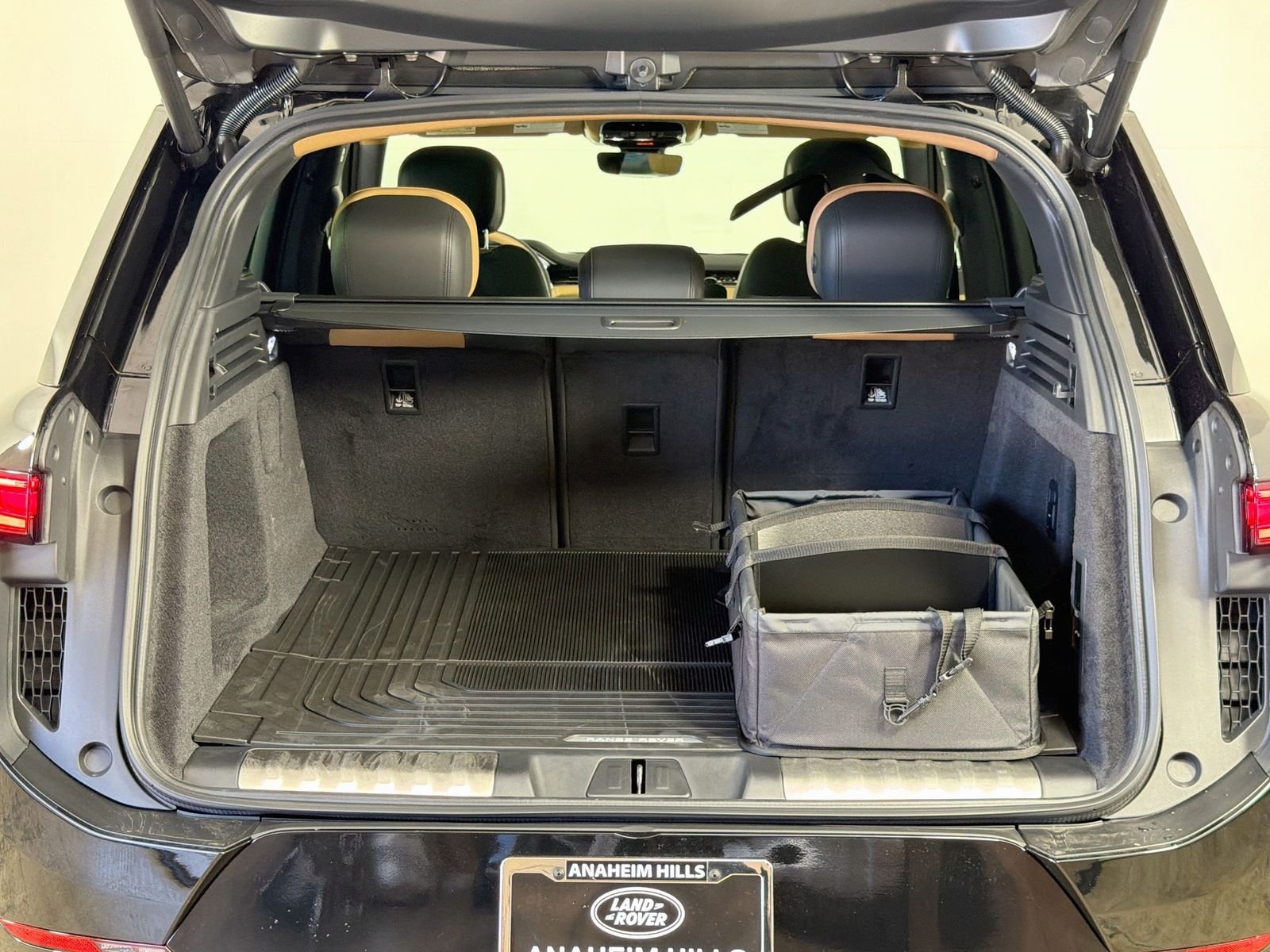 New 2026 Santorini Black Land Rover Dynamic SE image 29