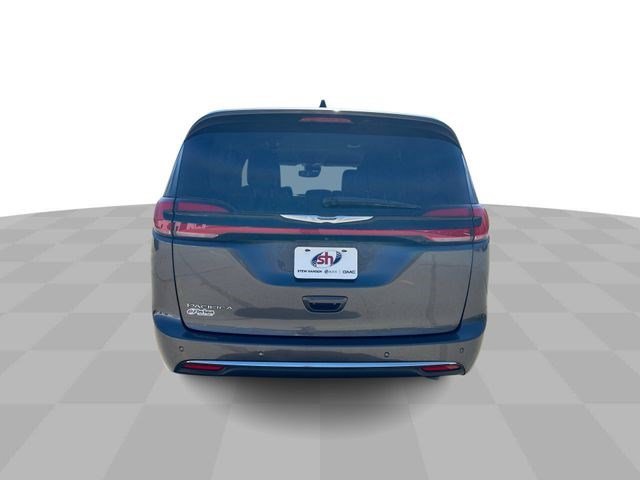 Used 2023 Granite Crystal Metallic Clearcoat Chrysler Touring L image 7