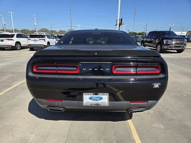 Used 2019 Pitch Black Clearcoat Dodge SXT image 4