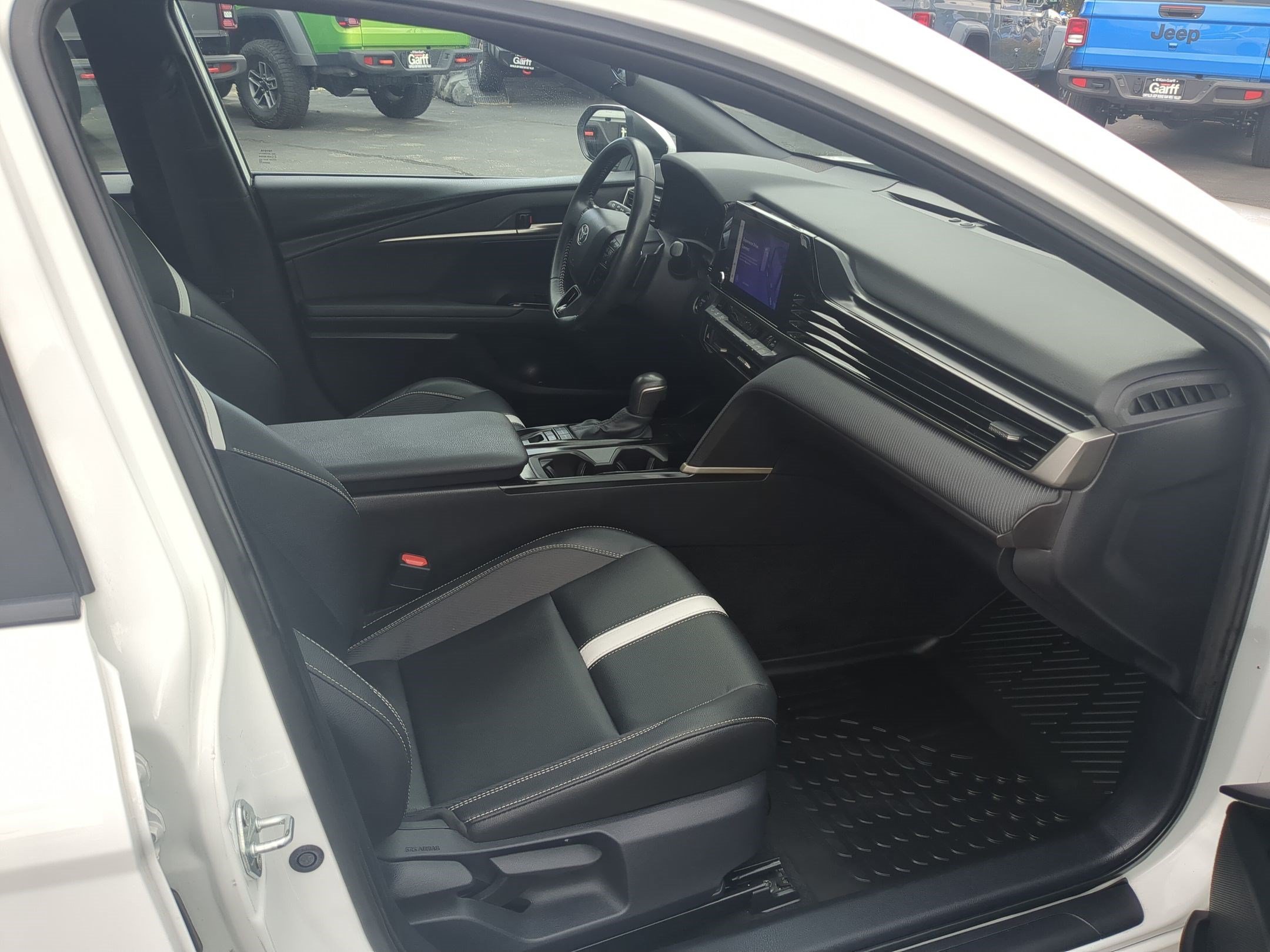 Used 2025 Ice Toyota LE image 33