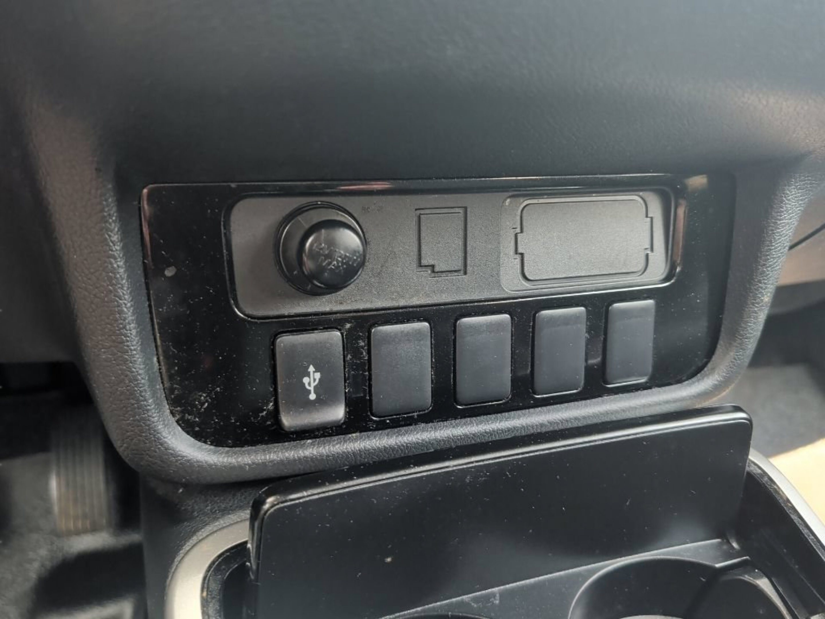 Used 2019 Silver Mitsubishi ES image 23