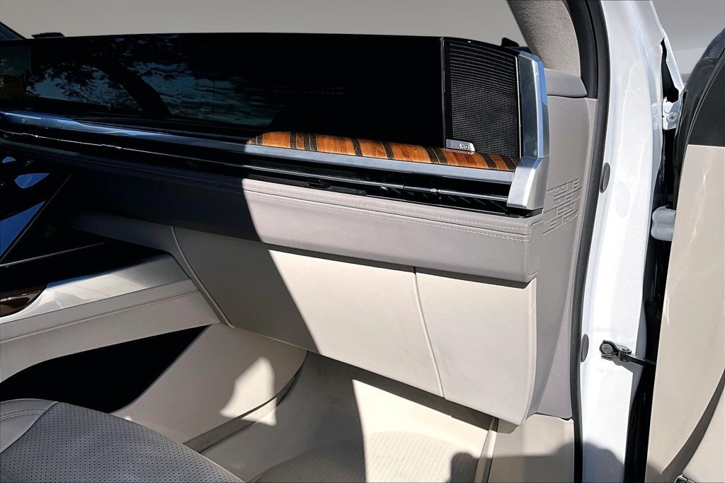 Certified Used 2025 Crystal White Tricoat Cadillac Premium Luxury Platinum image 16