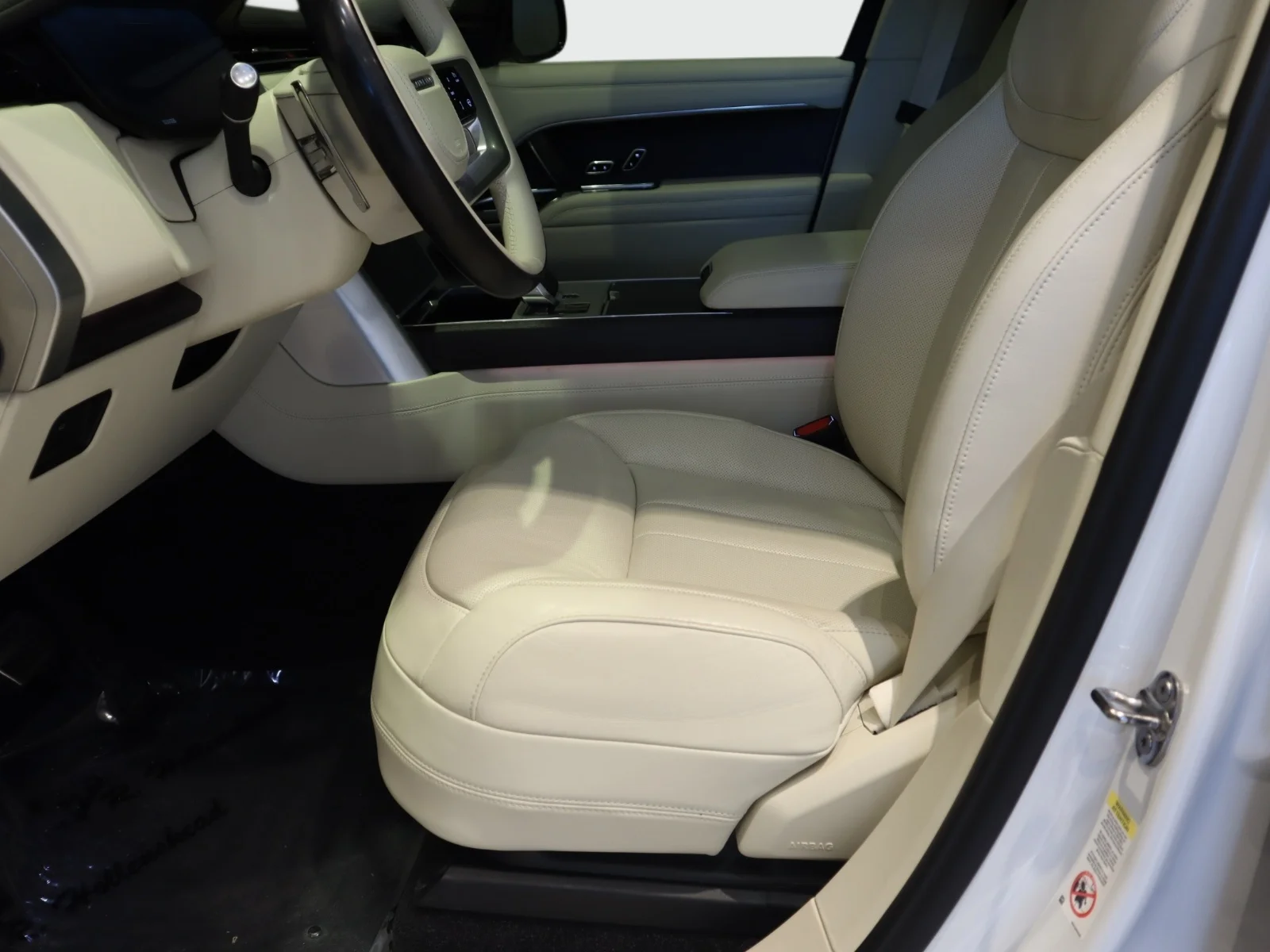 Used 2024 White Land Rover P530 Autobiography LWB 7 Seat image 22