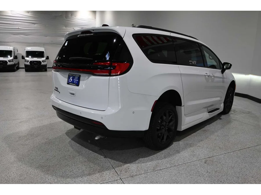 2024 Chrysler Pacifica Touring L - Photo 6