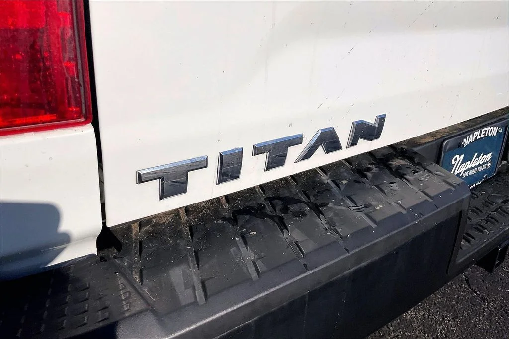 Used 2019 White Nissan S image 31