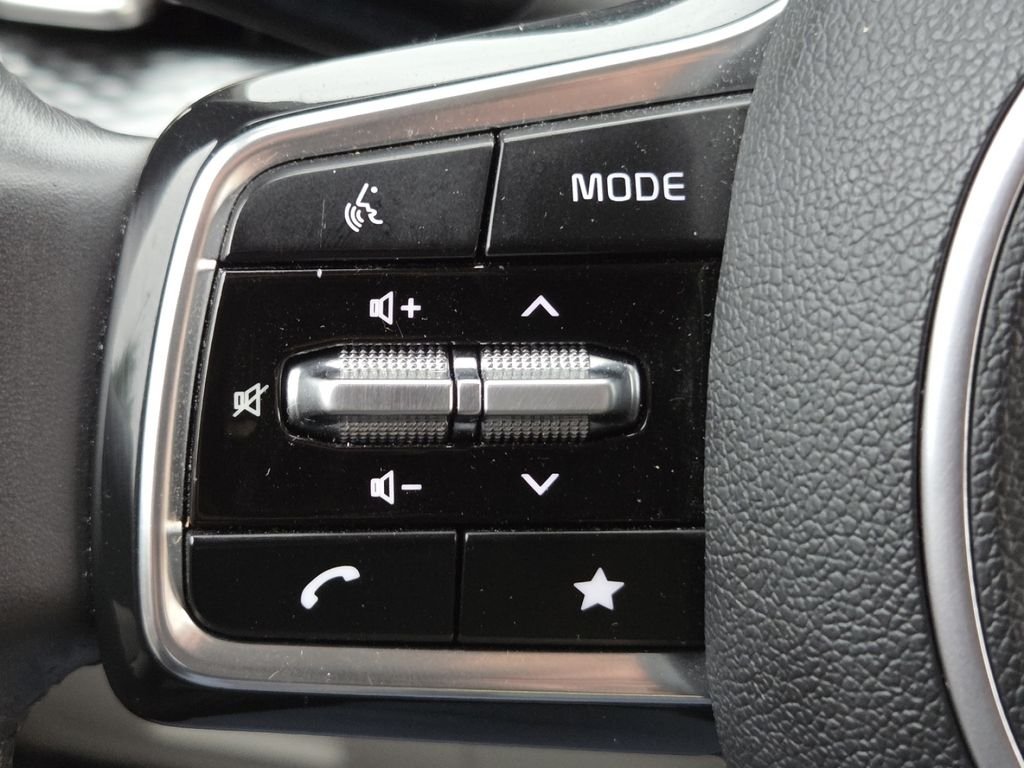 Used 2024 Snow White Pearl Kia LX image 10