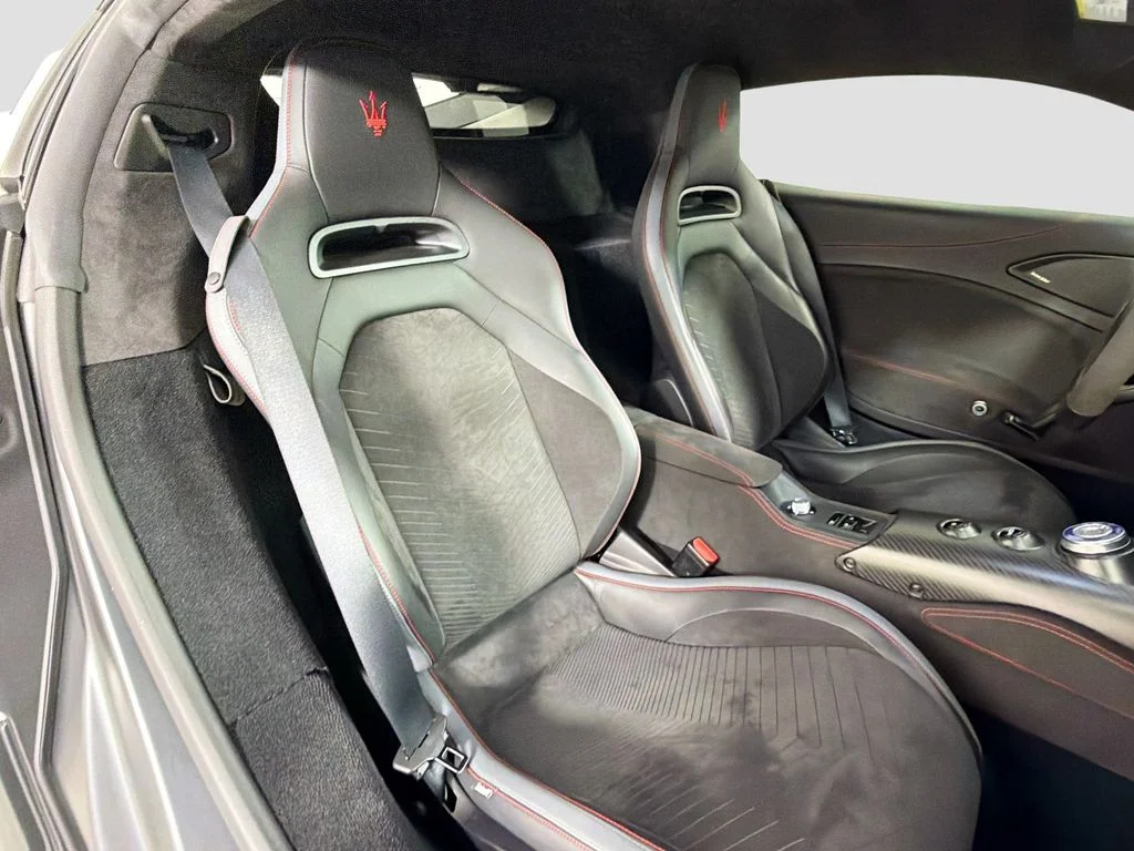 Used 2022 White Maserati Base image 26