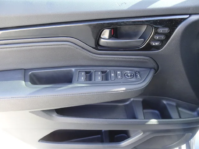 New 2027 Solar Silver Metallic Honda Touring image 8