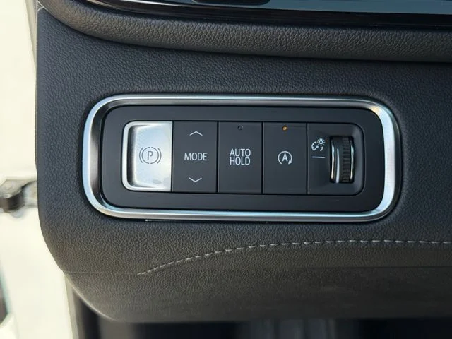 Used 2025 Summit White Buick Preferred image 22