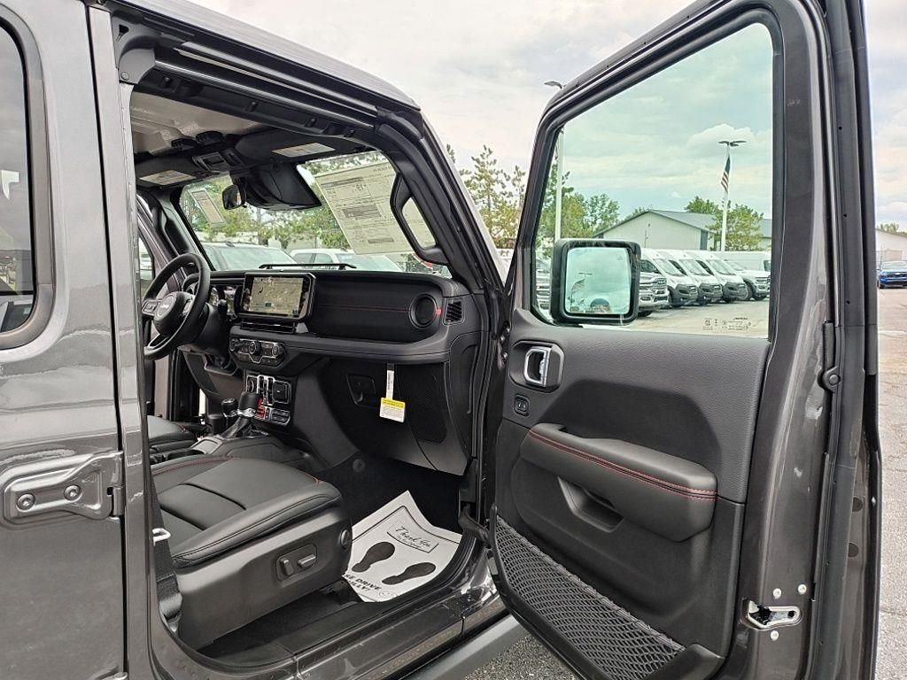 New 2026 Granite Crystal Metallic Clear-Coat Exterior Paint Jeep Rubicon X image 38
