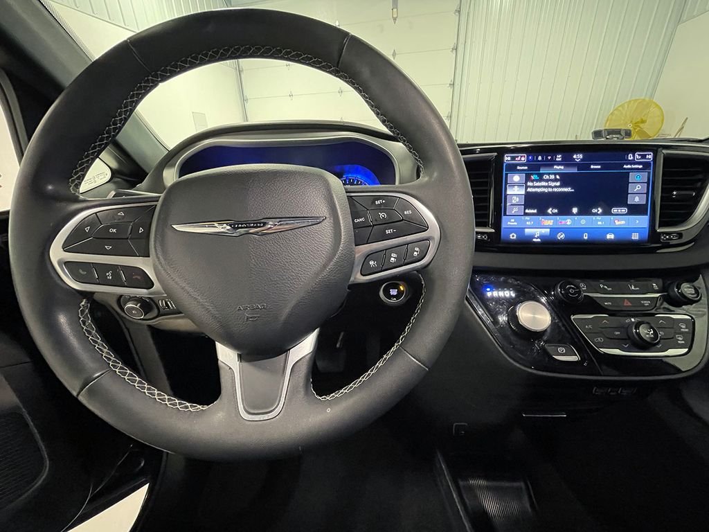 Used 2025 Black Chrysler Select image 37