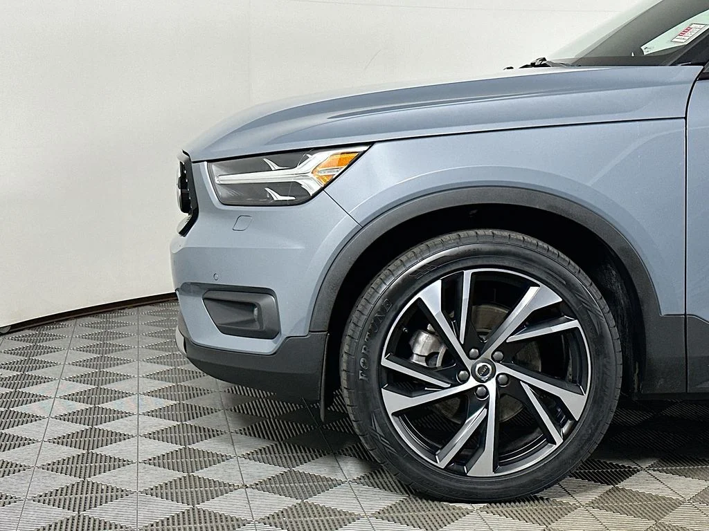 Used 2021 Gray Metallic Volvo R-Design image 9