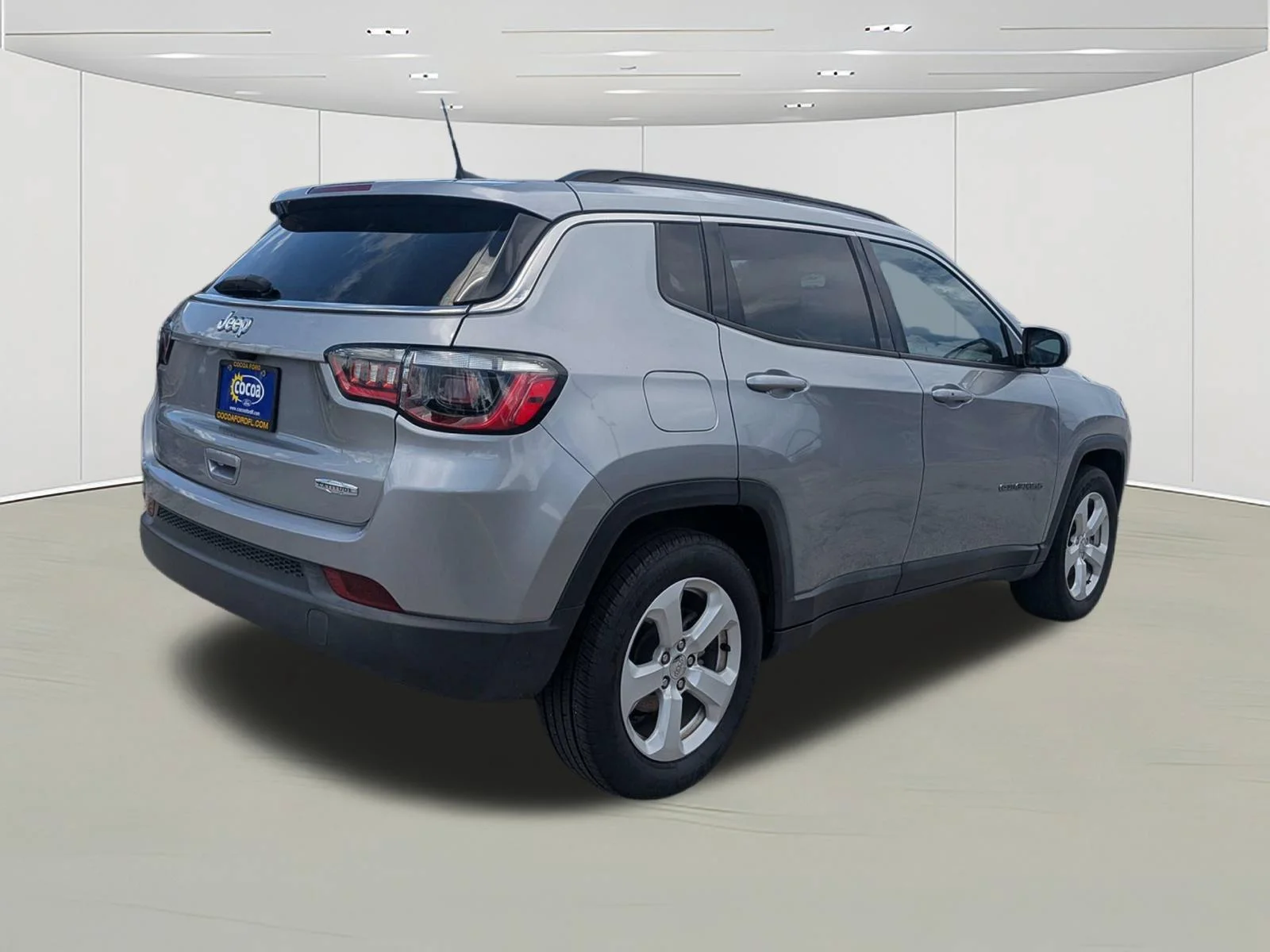 Used 2021  Jeep Latitude image 3