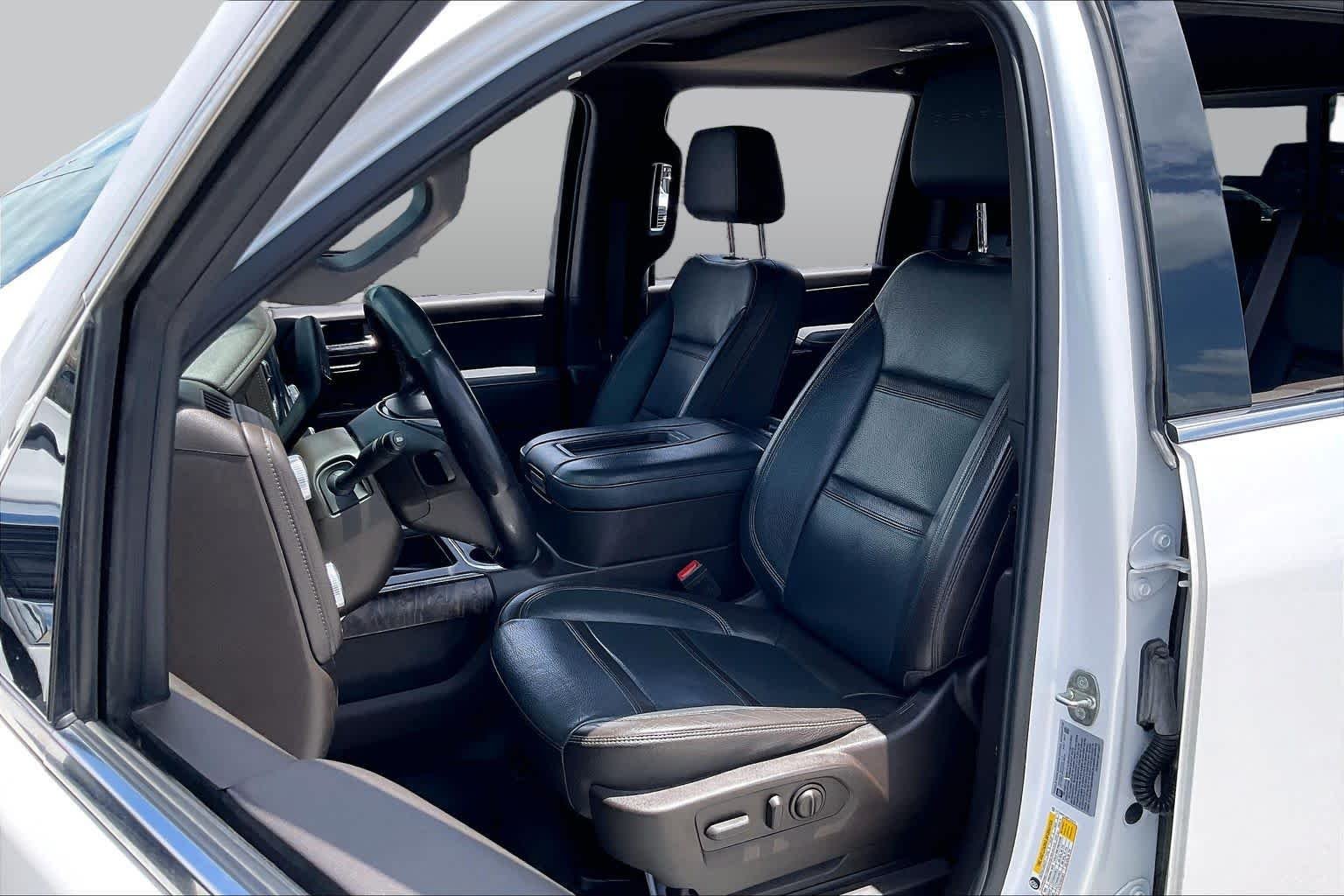 Used 2022 White Frost Tricoat GMC Denali image 7
