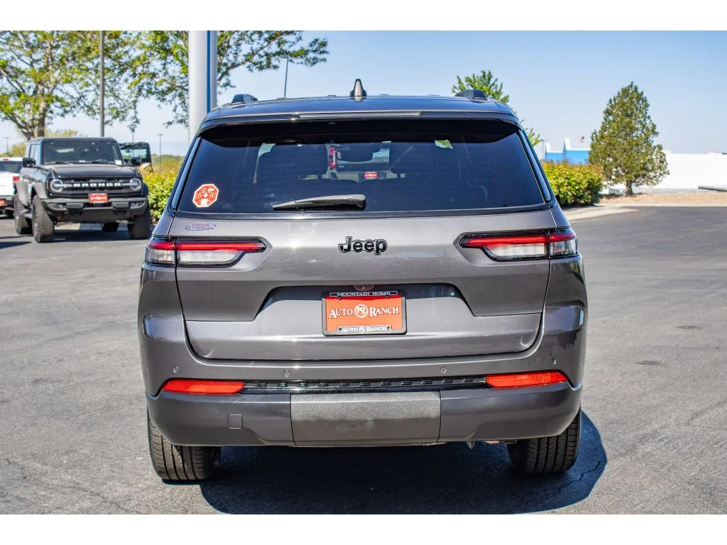 Used 2023 Baltic Gray Metallic Clearcoat Jeep Altitude image 7