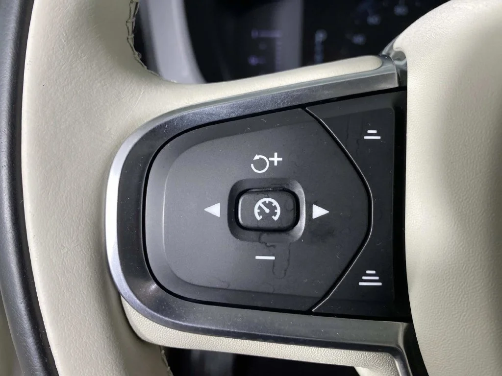 Used 2019 Bright Silver Metallic Volvo T5 Momentum image 16