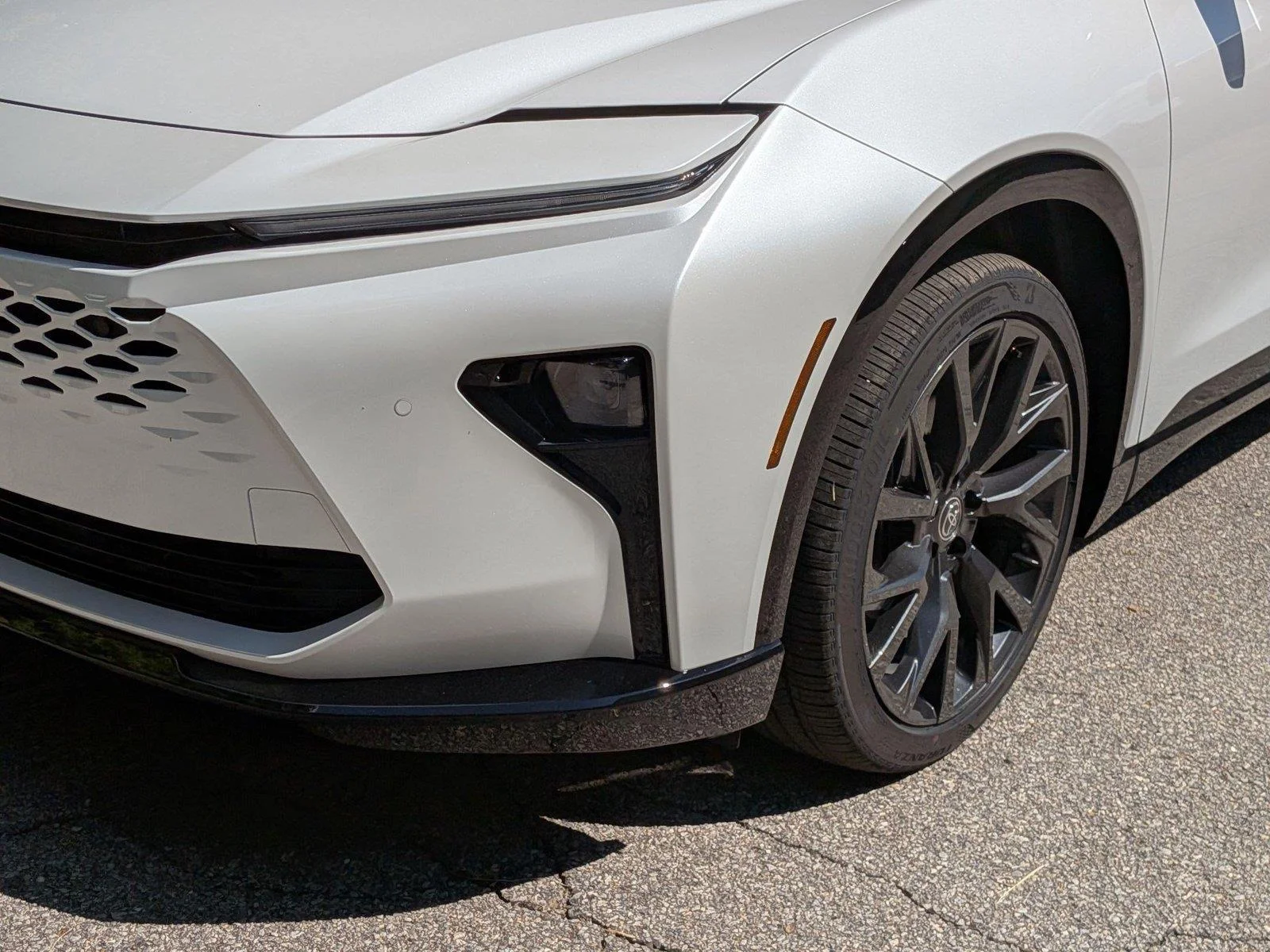 Used 2025 Oxygen White Toyota Limited image 9