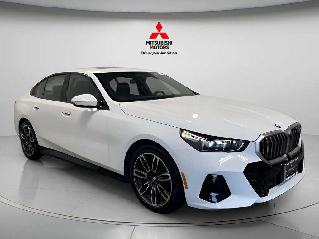 Used 2026 Alpine White BMW 530i xDrive Premium image 2