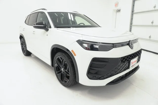 New 2027 Opal White Pearl Volkswagen SE R-Line Black image 3