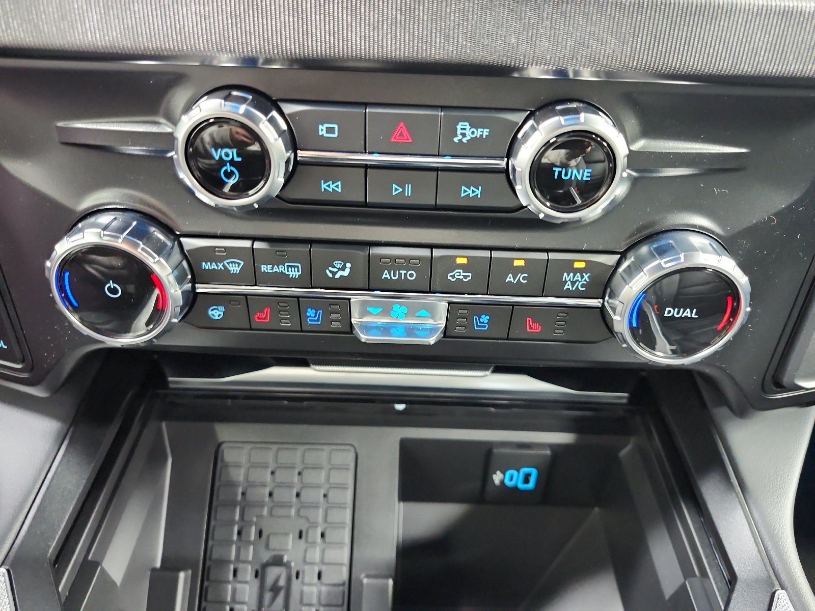 New 2027 Carbonized Gray Metallic Ford F-250® Platinum® image 33