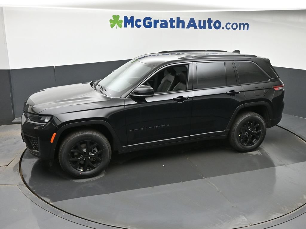 New 2026 Diamond Black Crystal Pearlcoat Jeep Altitude image 21