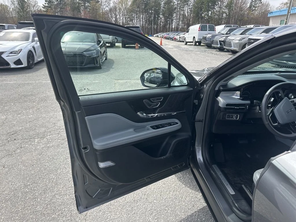 Used 2022 Gray Lincoln Standard image 24