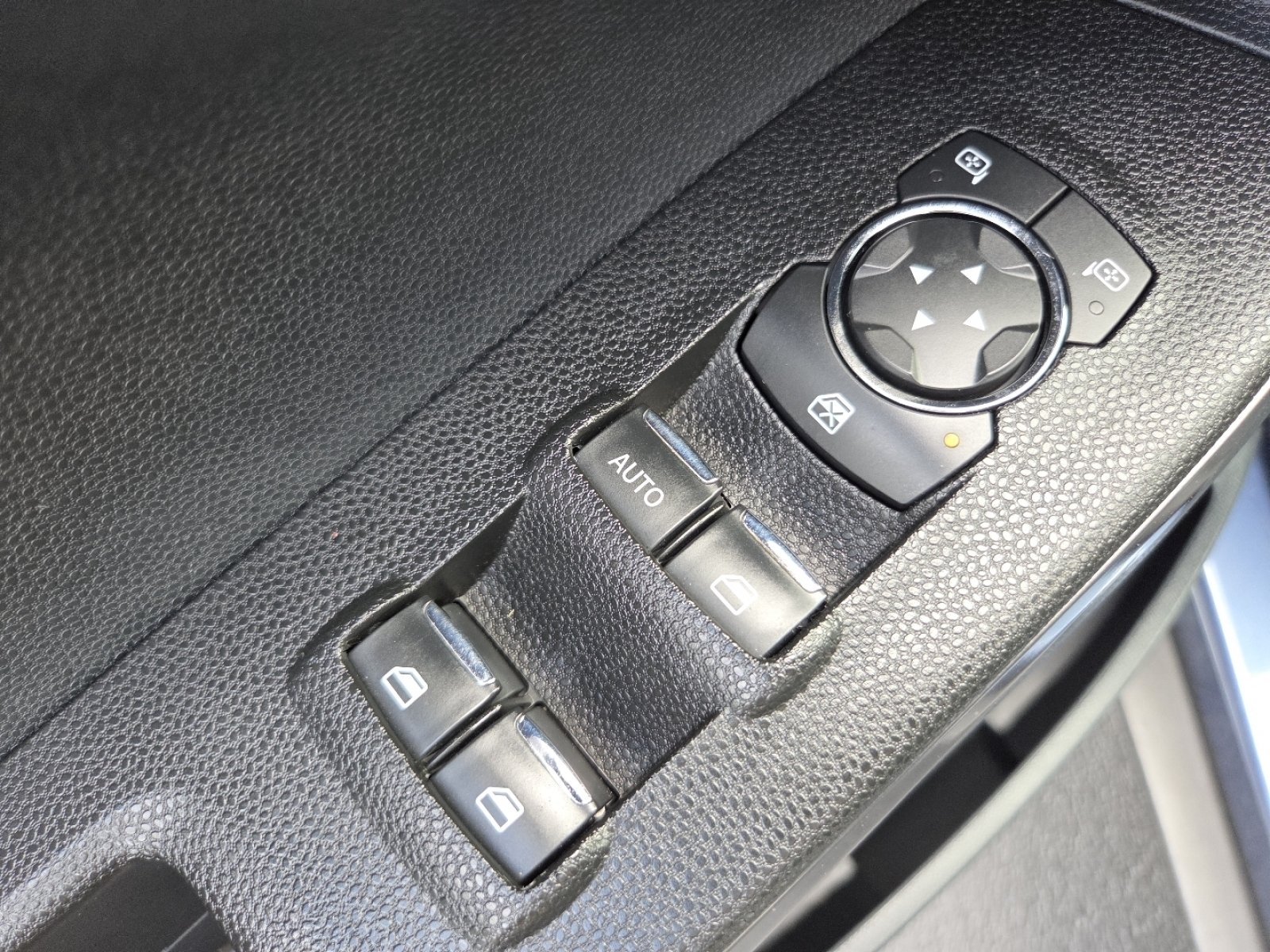 Used 2022 Blue Metallic Ford SE image 27
