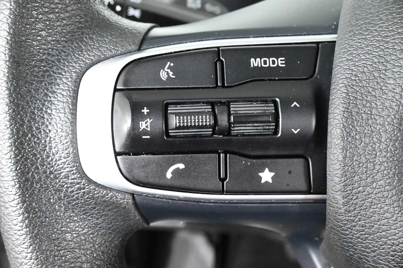 Used 2023 Snow White Pearl Kia LX image 18
