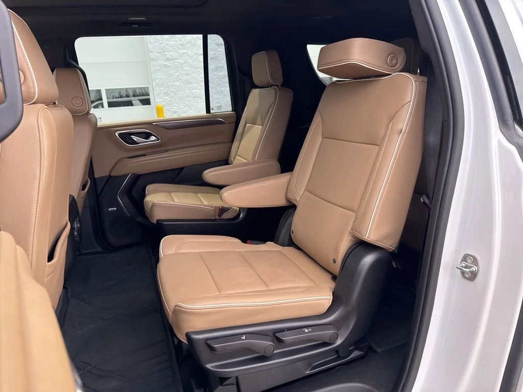 Used 2022 Iridescent Pearl Tricoat Chevrolet Premier image 32