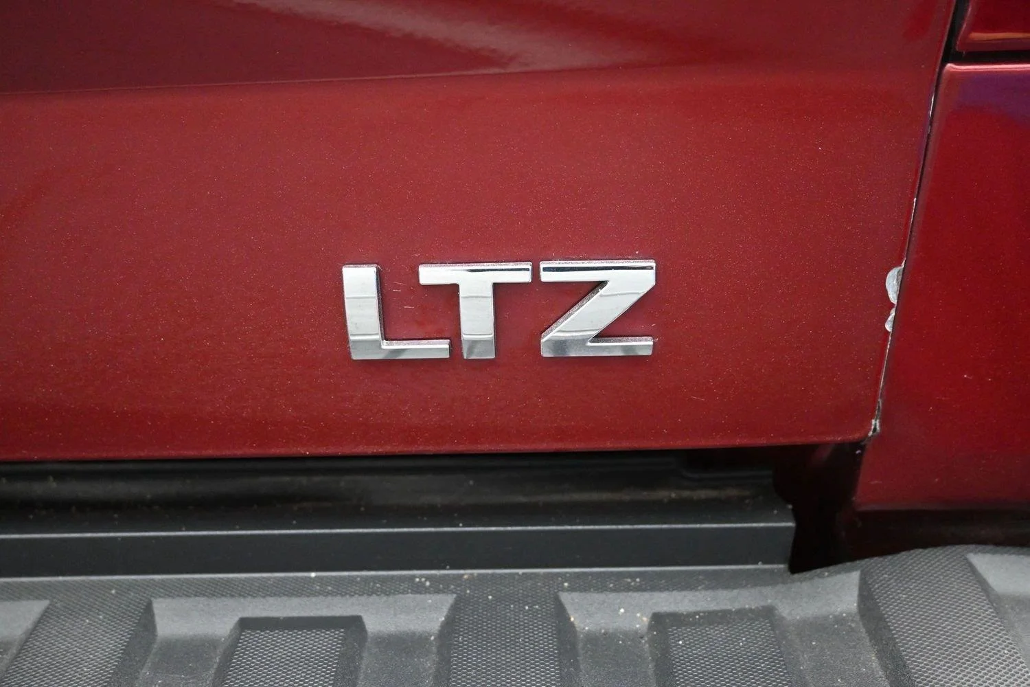 Used 2017 Siren Red Tintcoat Chevrolet LTZ image 15