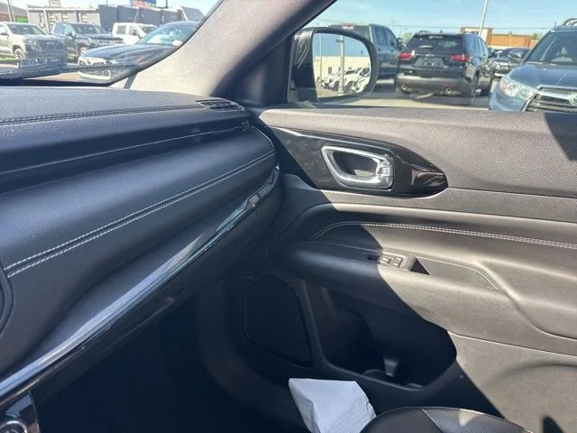 Used 2022 White Jeep Latitude image 23