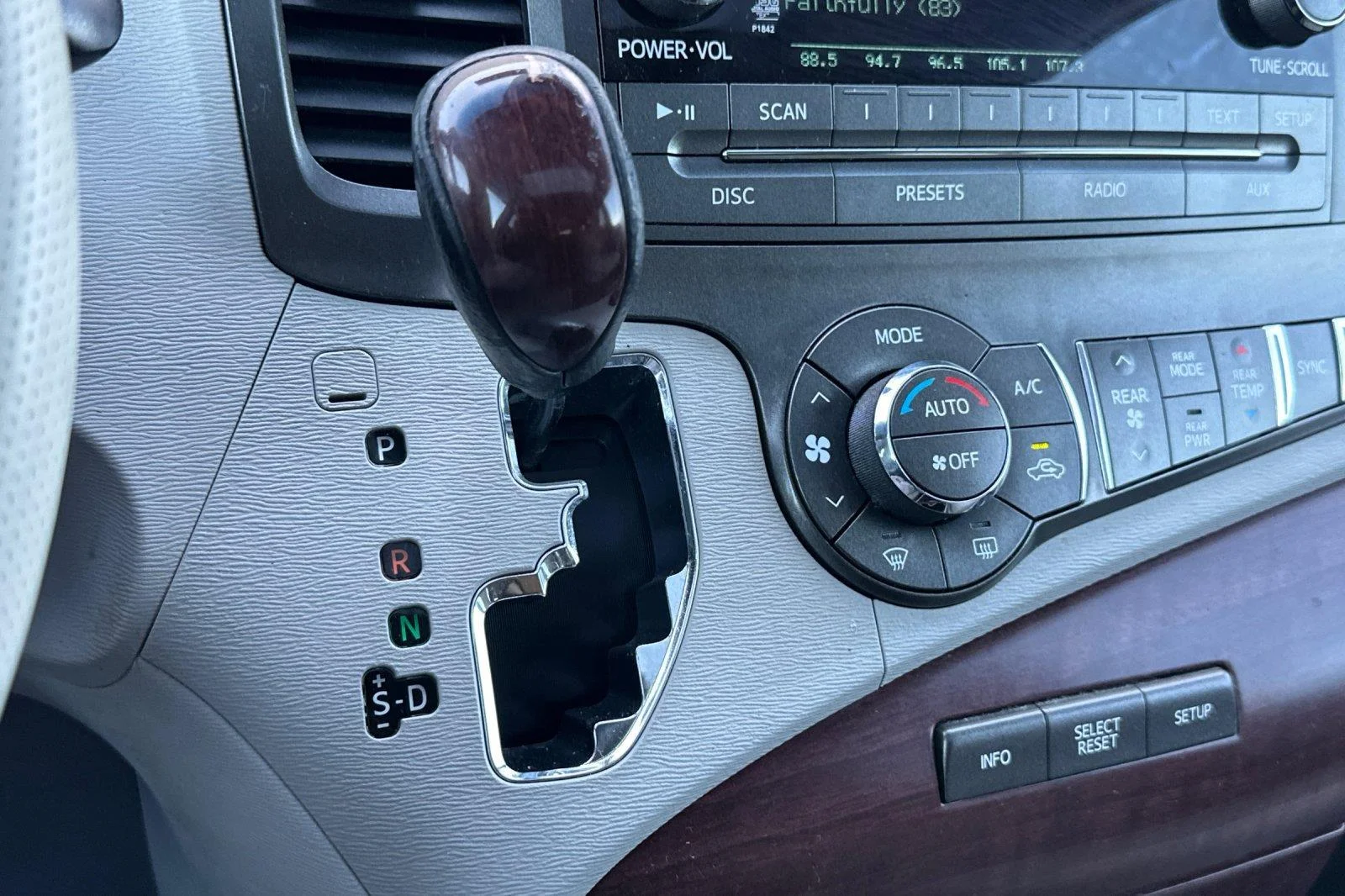 Used 2014 Super White Toyota XLE 8-Passenger image 22