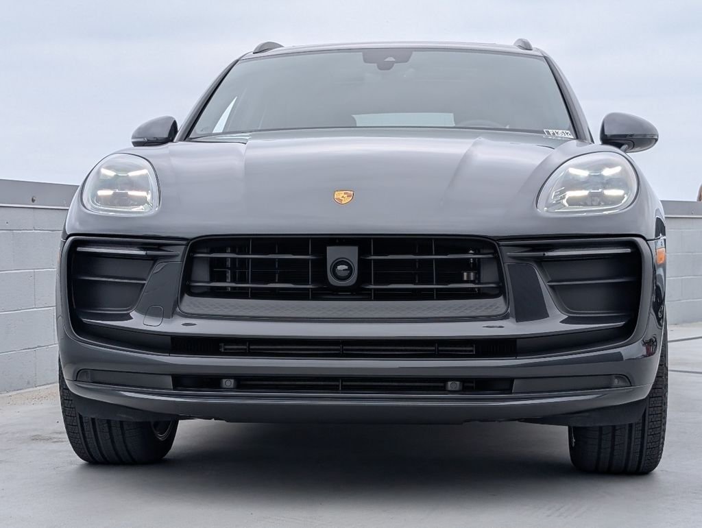 2026 Porsche Macan T - Photo 8