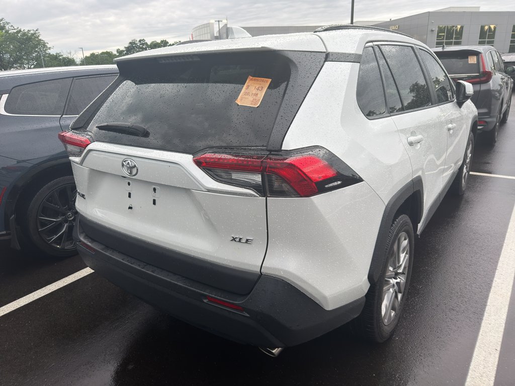 Used 2024 Wind Chill Pearl Toyota XLE Premium image 4