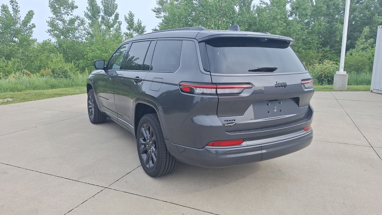 New 2026 Baltic Gray Metallic Clear-Coat Exterior Paint Jeep Limited image 5