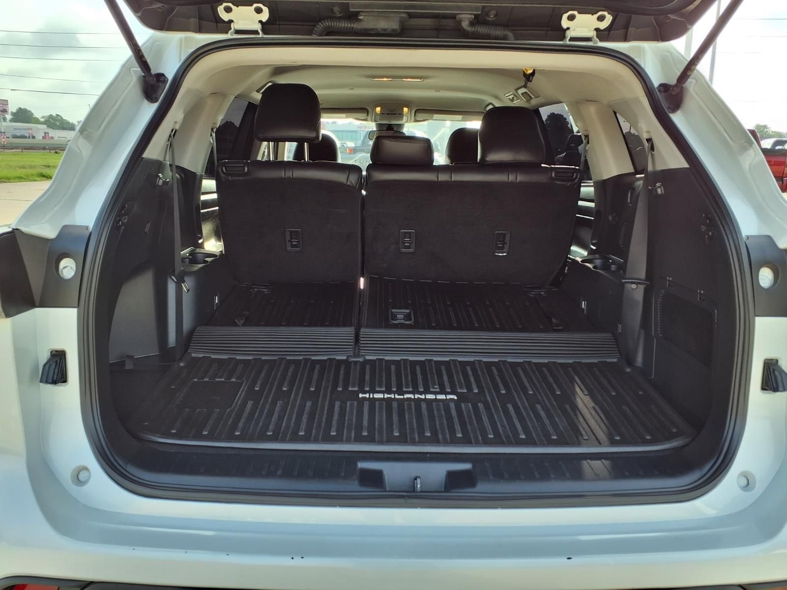 Used 2022 Pearl Toyota L image 8