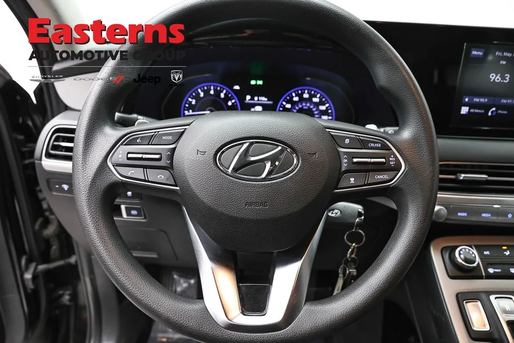 Used 2022 Black Hyundai SE image 12