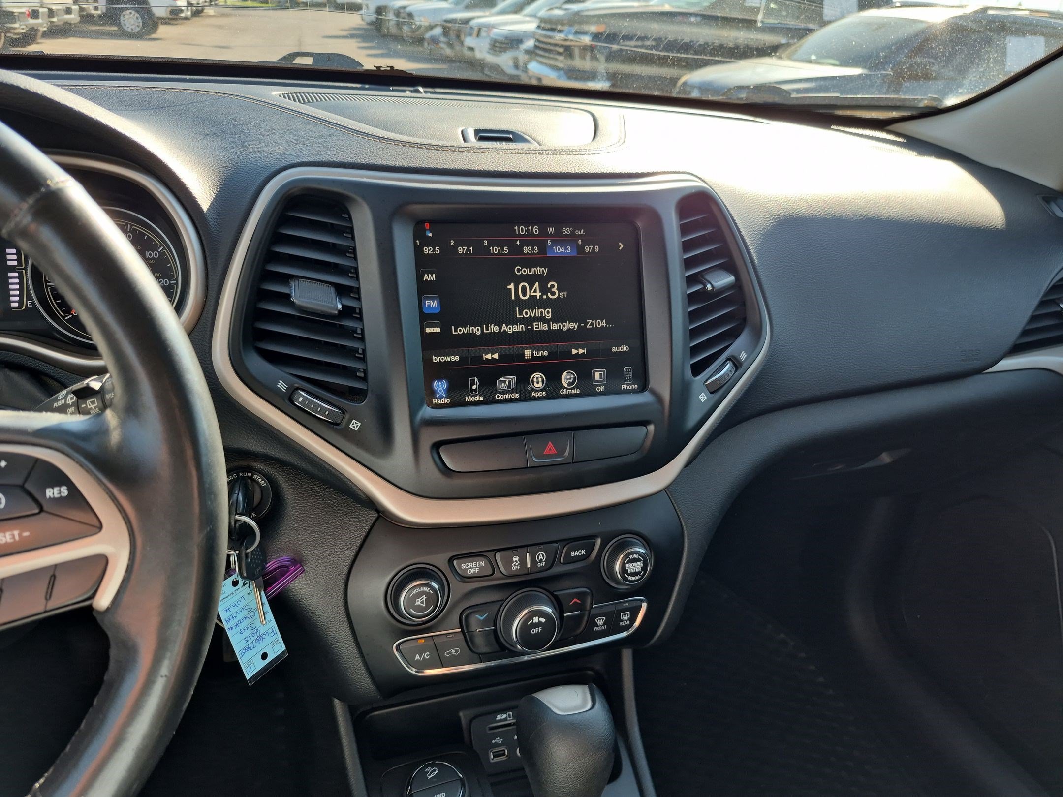 Used 2015 Bright White Clearcoat Jeep Latitude image 23