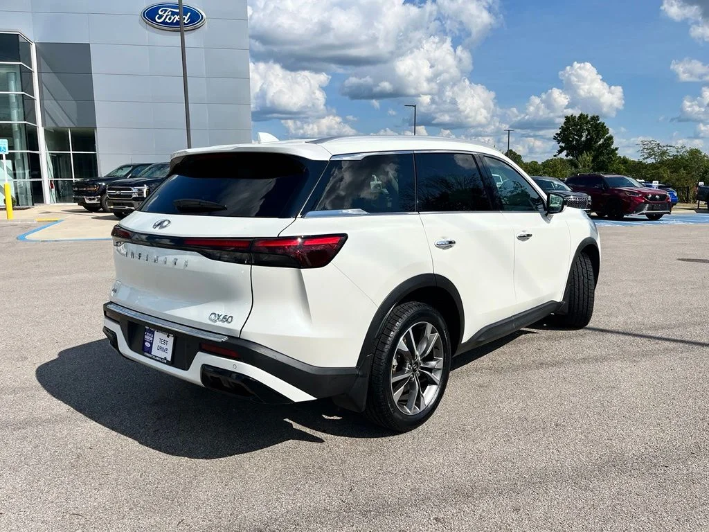 Used 2023 White INFINITI LUXE image 5
