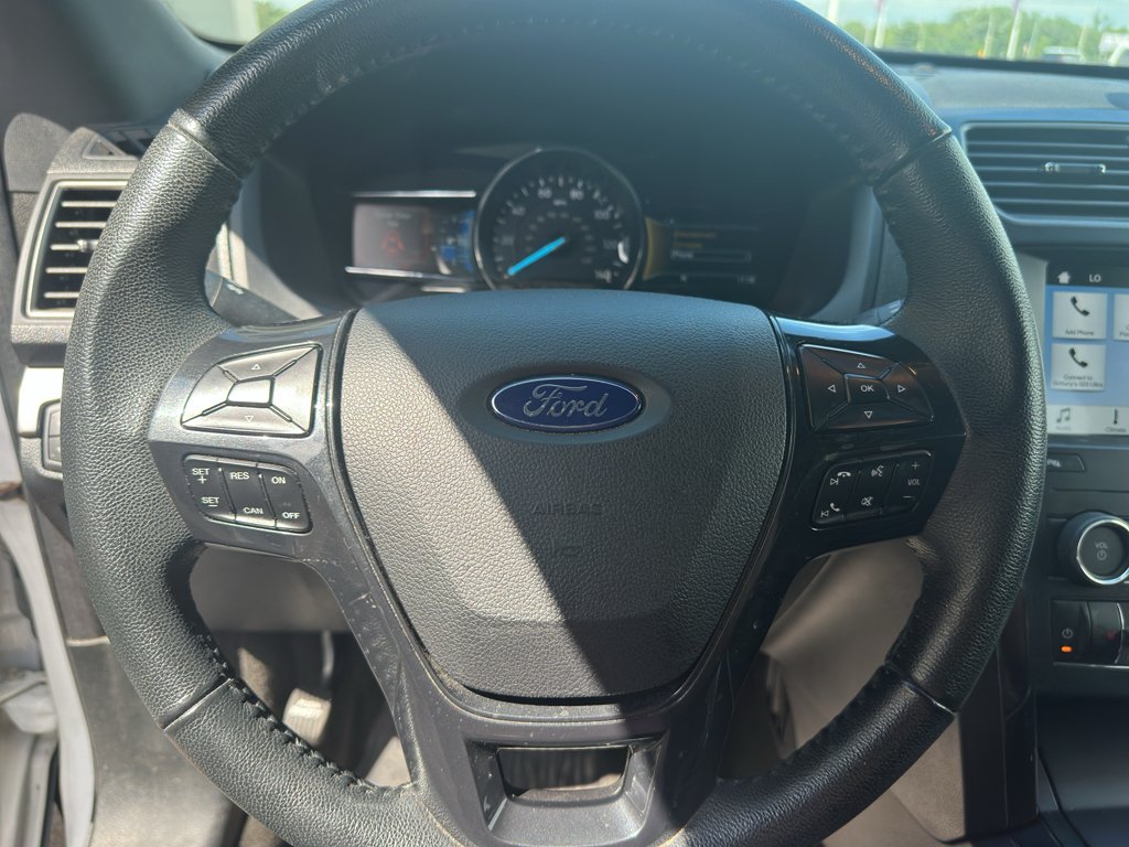 Used 2018 White Platinum Metallic Tri-Coat Ford XLT image 15