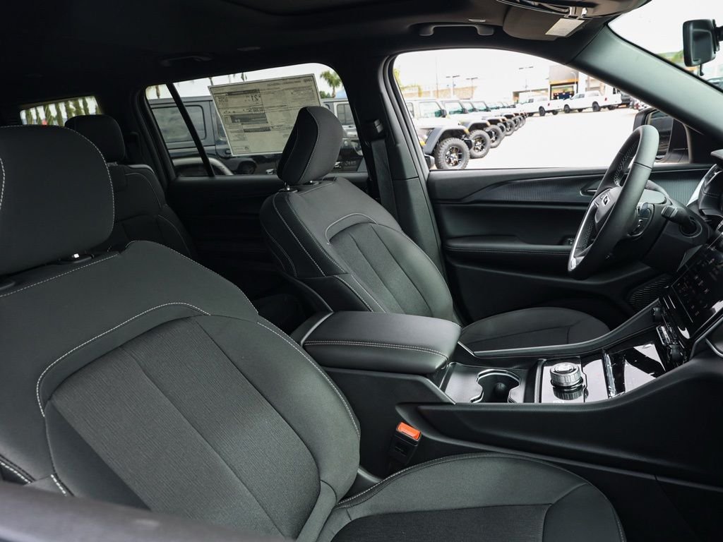 New 2026 Bright White Clear-Coat Exterior Paint Jeep Laredo image 20