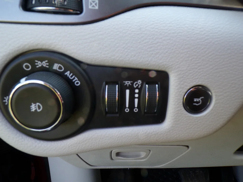 Used 2019 Velvet Red Pearlcoat Jeep Overland image 17