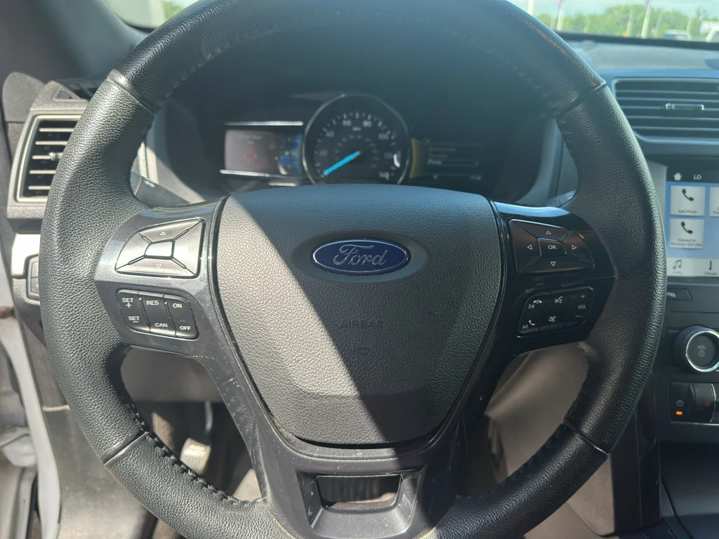 Used 2018 White Platinum Metallic Tri-Coat Ford XLT image 15