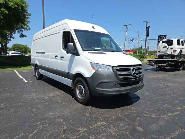 Used 2023  Mercedes-Benz Cargo 170 WB image 1