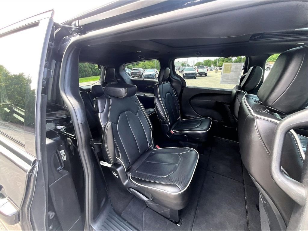 Used 2025 Black Chrysler Limited image 16
