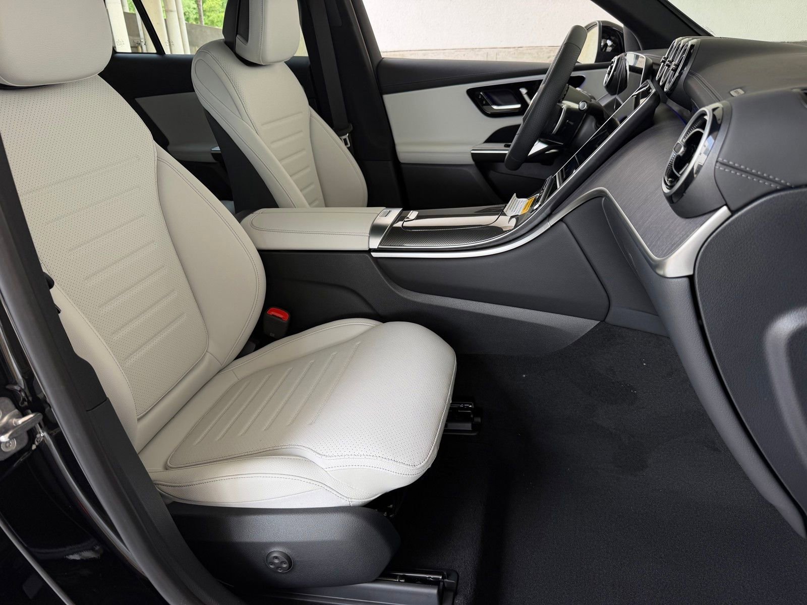 New 2026 Black Mercedes-Benz GLC 300 image 38