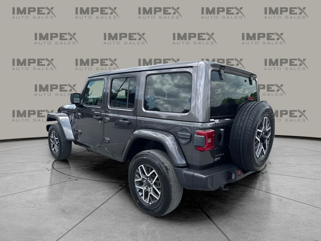 Used 2025 Gray Jeep Sahara image 3