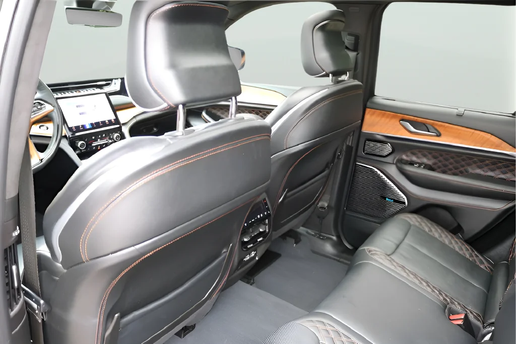 Used 2023  Jeep Summit Reserve image 10