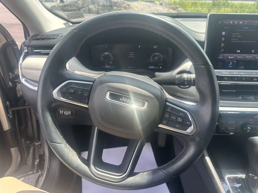 Used 2022 Silver Jeep Limited image 21